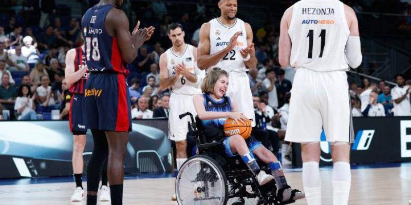 Niño Balón de Endesa| Foto de Endesa María, jugadora en silla de ruedas, en el partido Real Madrid-Baskonia