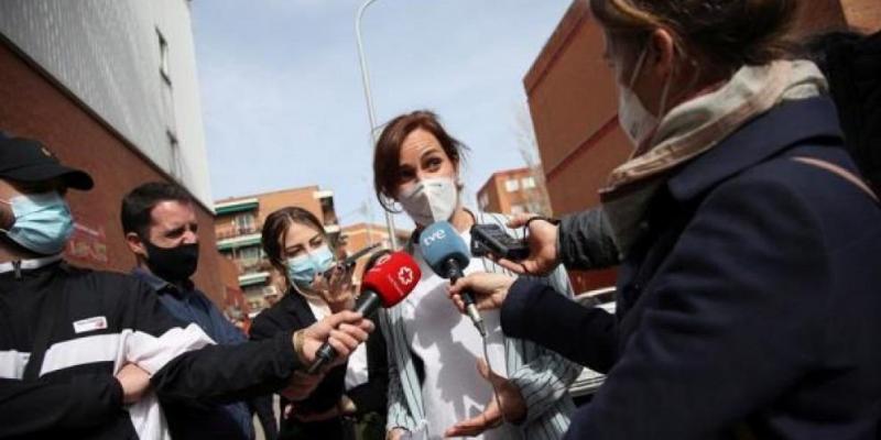 La candidata de Más Madrid a la presidencia de la Comunidad, Mónica García durante su visita por El Barrio de Almendrales en Usera, Madrid este lunes. — David Fernández / EFE