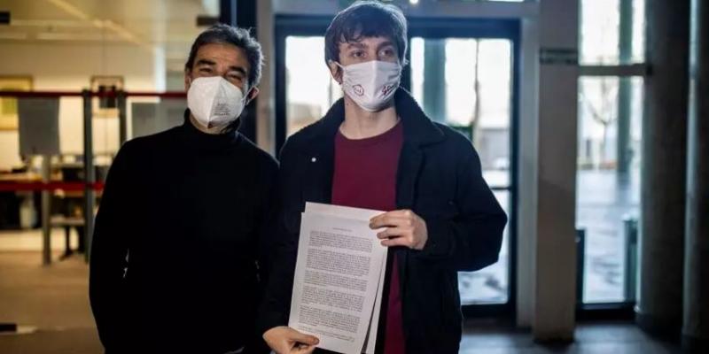 Fotografía de los diputados de Más Madrid Eduardo Rubiño y Diego Figuera en la Asamblea de Madrid