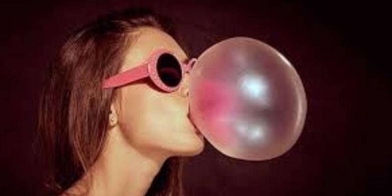 Mascar chicle Mujer haciendo poma tras mascar chicle
