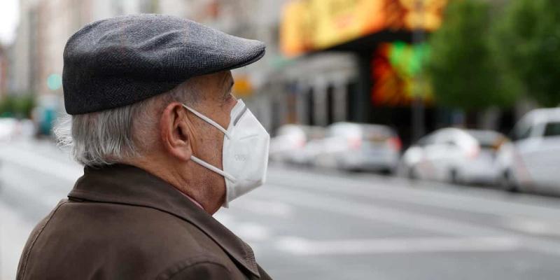 Imagen de una persona mayor con mascarilla/Onda Cero Los expertos insisten en la vuelta de la mascarilla