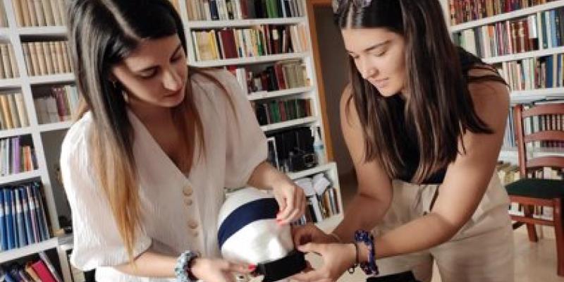Mascarilla / Europa Press Las estudiantes manipulan la innovadora mascarilla