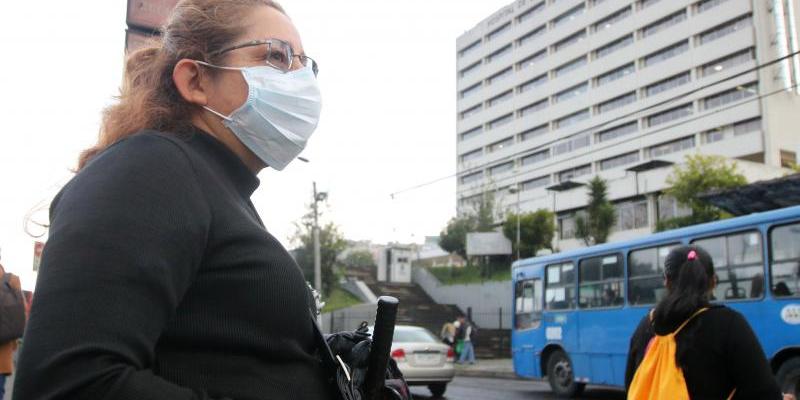 Mujer en la calle con mascarilla 