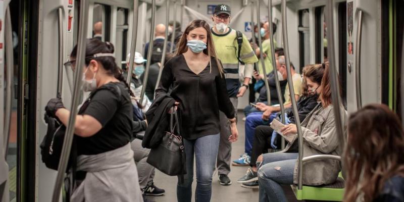 Usuarios con mascarilla en el metro de València