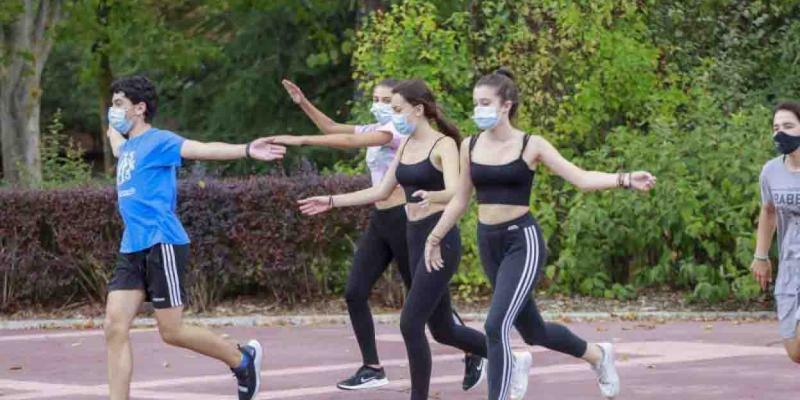 Los menores deberían realizar Educación Física al aire libre para evitar la mascarilla