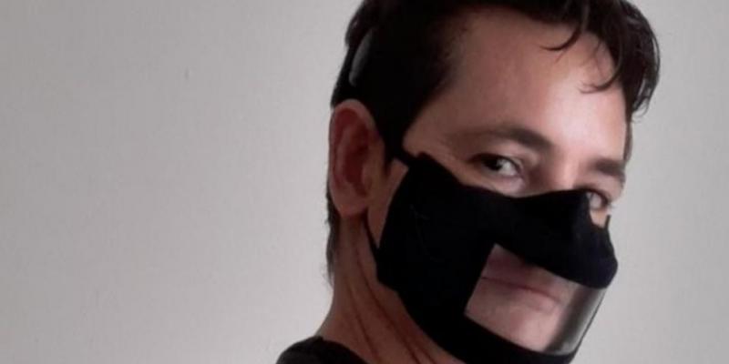 Marcos Lechet y su mascarilla accesible