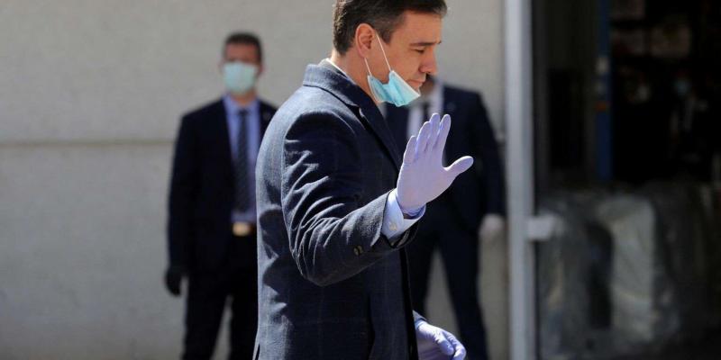Pedro Sánchez, con guantes y mascarilla. El Gobierno podría pedirnos el uso de mascarilla