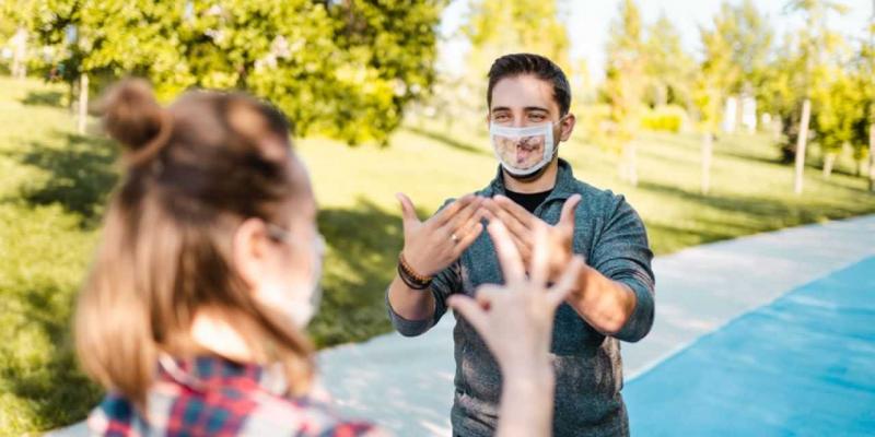 Chico con mascarilla para personas sordas / Imagen de iStock