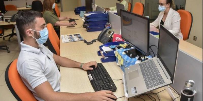 Personas usando mascarillas en el trabajo