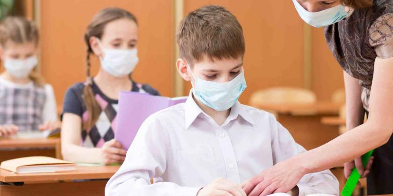 CCOO pide mascarillas transparentes para alumnos con discapacidad Niños en el colegio con mascarillas / Newtral