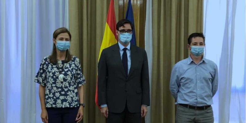 Salvador Illa se reúne con un joven sordo que reclama mascarillas transparentes