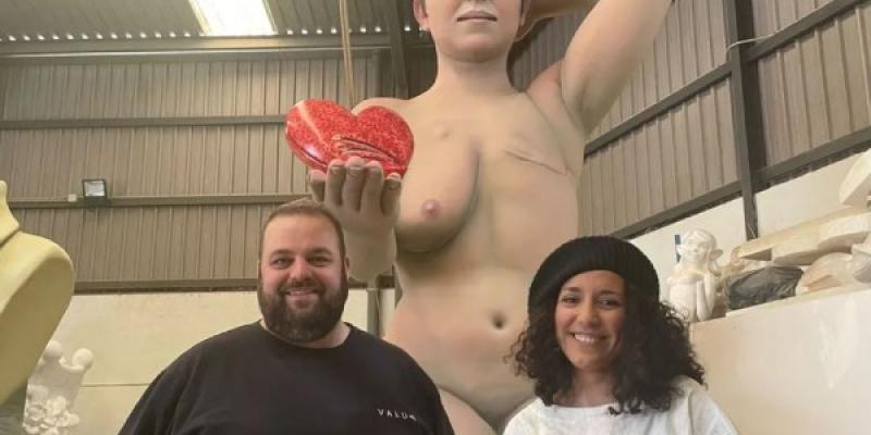 Raúl Martínez y Cristina Gómez posan junto a la falla en el taller del artista / NIUS Diario Raúl Martínez y Cristina Gómez posan junto a la falla en el taller del artista