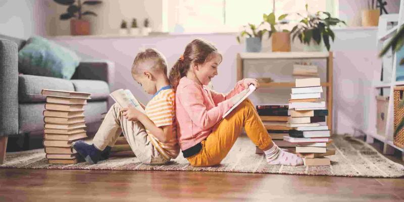 Imagen de dos niños/Criar con Sentido Común Cheque de 100 euros para material escolar en Cataluña