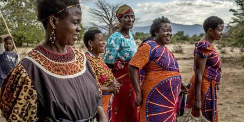 Imagen de la jefa de Malawi con otras personas/Diario Digital Femenino La jefa de Malawi paraliza varios matrimonios infantiles