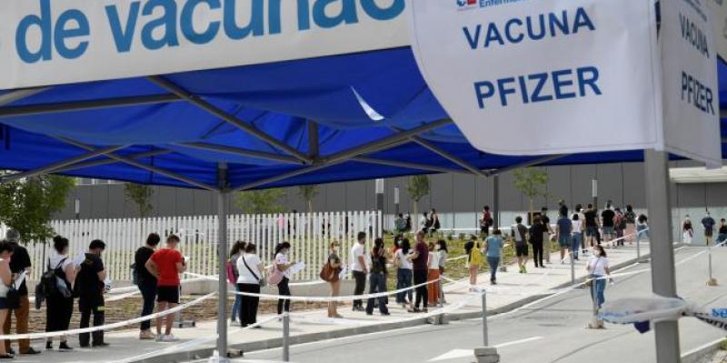 Imagen de EFE Cola para la vacunación contra la Covid en la Comunidad de Madrid.