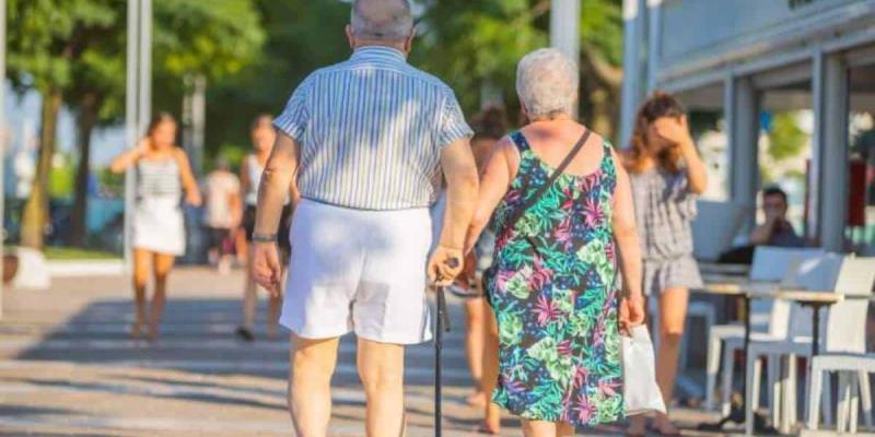 Imagen de una pareja de personas mayores paseando/elEconomista.es Los mayores de 55 tienen problemas a la hora de viajar