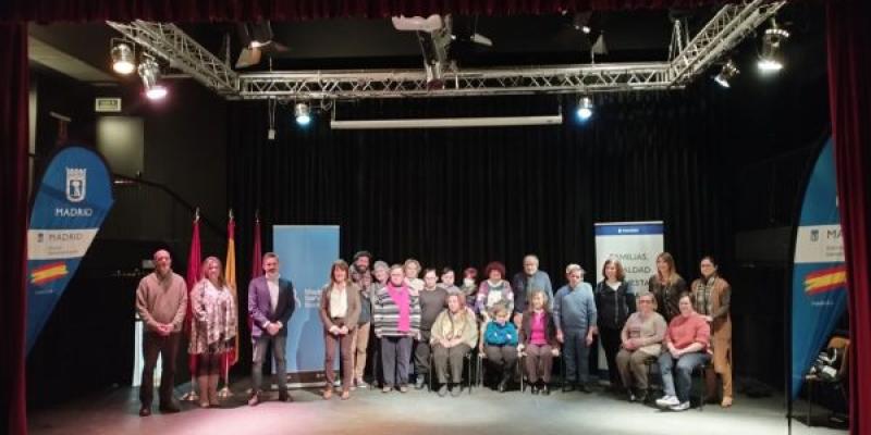 Foto de familia / Servimedia El delegado de Familias, Igualdad y Bienestar Social del Ayuntamiento de Madrid, José Aniorte, con varias personas mayores con síndrome de Down