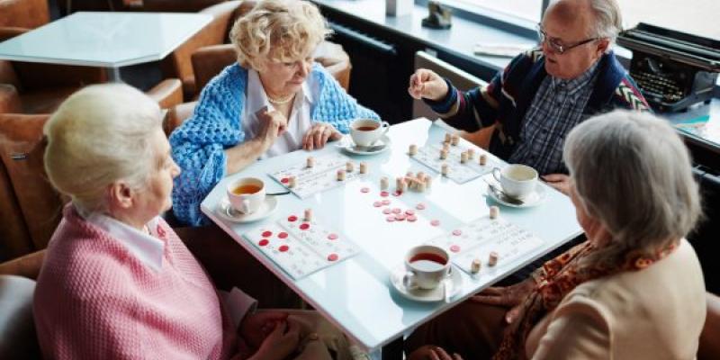 Mayores en reunión con juegos de mesa