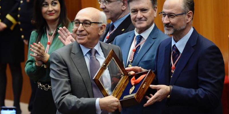 El presidente de Cermi CyL, Juan Pérez  recibe de manos del presidente del parlamento regional, Luis Fuentes la medalla de oro de esta institución. Foto: Nacho Gallego.