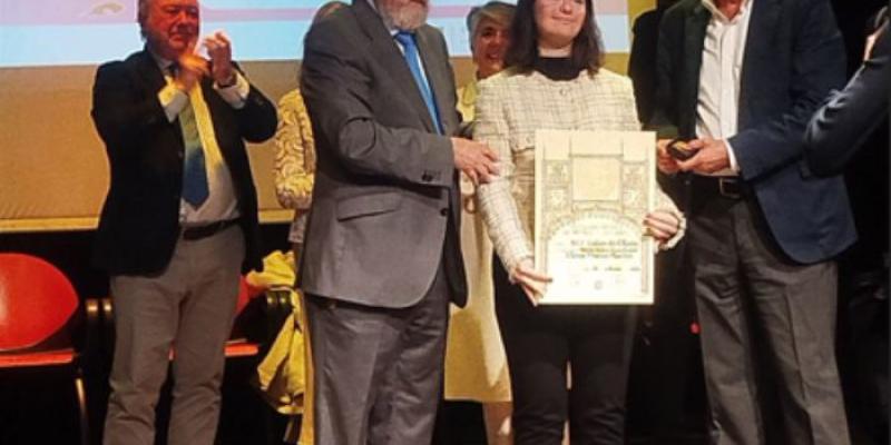 Down Madrid concede medalla a la pintura - Foto: Down Madrid Foto de la artista Elena Muñoz en la premiación