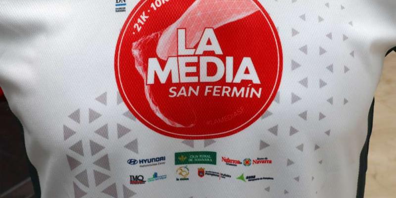 La Media San Fermín baña las calles de Pamplona