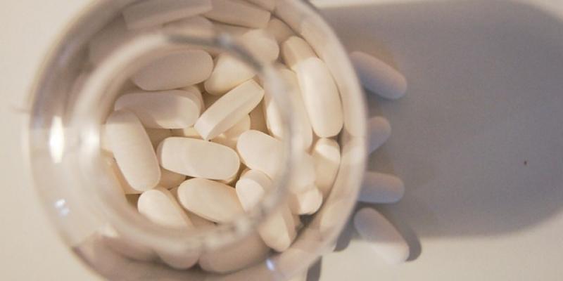 Efectos secundarios de los medicamentos más habituales Bote de pastillas / Pixabay
