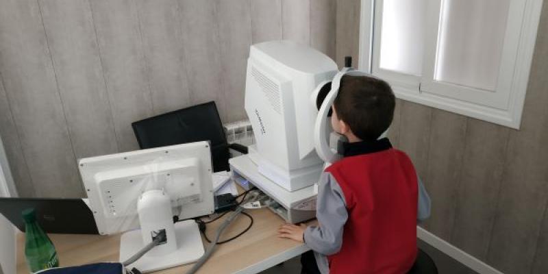 Un niño se hace una prueba piloto de revisión ocular  