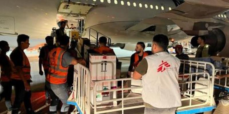 Libia y la salud mental Recogiendo mercancías llegada a Libia por Médicos Sin Fronteras