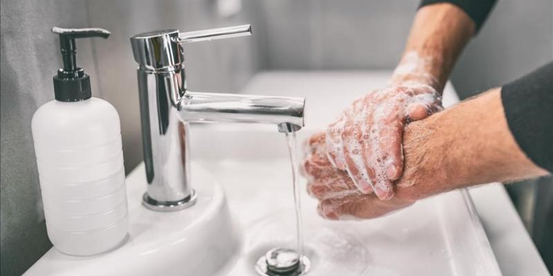 Las autoridades sanitarias aconsejan lavarse las manos con frecuencia para mitigar la transmisión de enfermedades infecciosas 