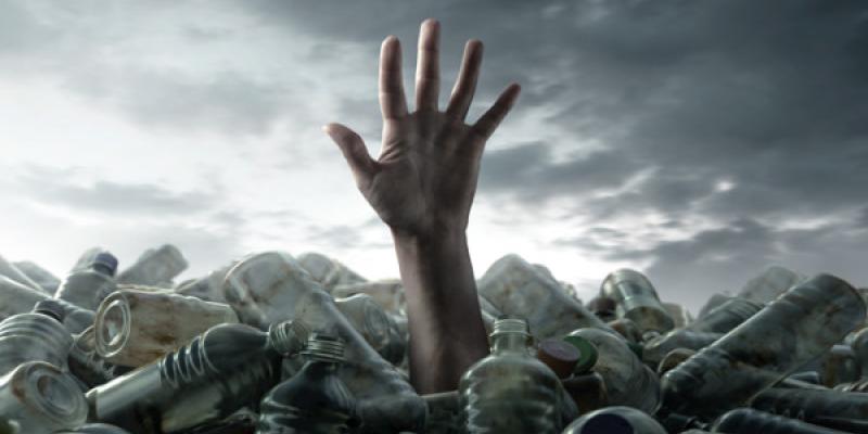 Imagen de una mano entre basura/Paleoymas Las principales amenazas naturales para el ser humano
