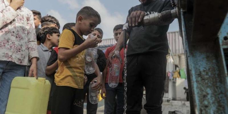 Agua en la Franja de Gaza Medio litro de agua solo para los gazatíes
