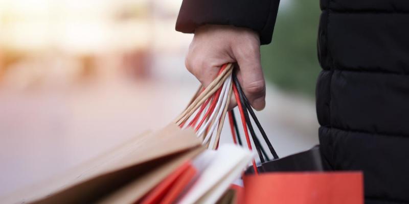 Imagen de una persona con bolsas de compra/El HuffPost Muchos españoles son conscientes del daño medioambiental de las compras