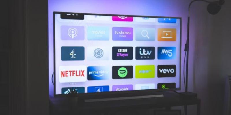 Pantalla de televisión donde se muestran varios canales en streaming