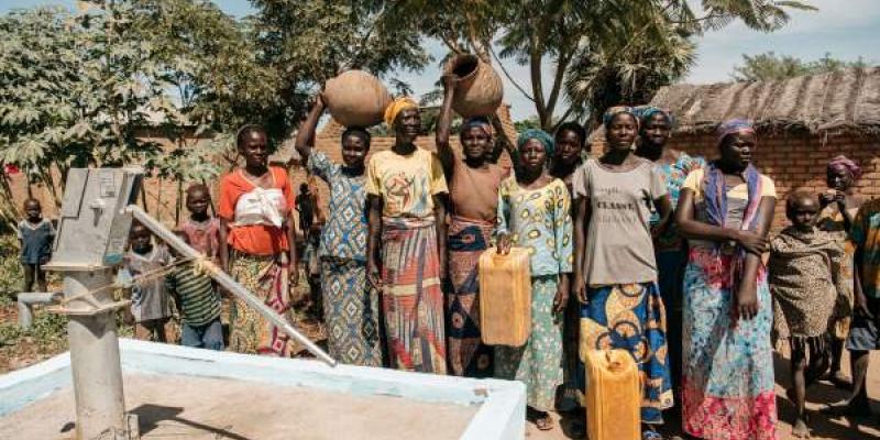 Acceso al agua gracias a sistemas de saneamiento/ AUARA Los sistemas de saneamiento de agua en África