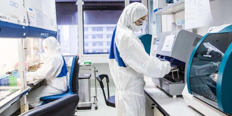 ONU mejorar salud tras el COVID OMS/P. Phutpheng Personal técnico de laboratorio en un centro sanitario de Bangkok, en Tailandia.