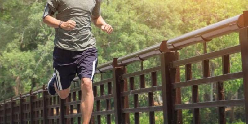 Imagen de un chico corriendo/Alerta Bogotá Salir a caminar o correr se sitúa entre los mejores deportes