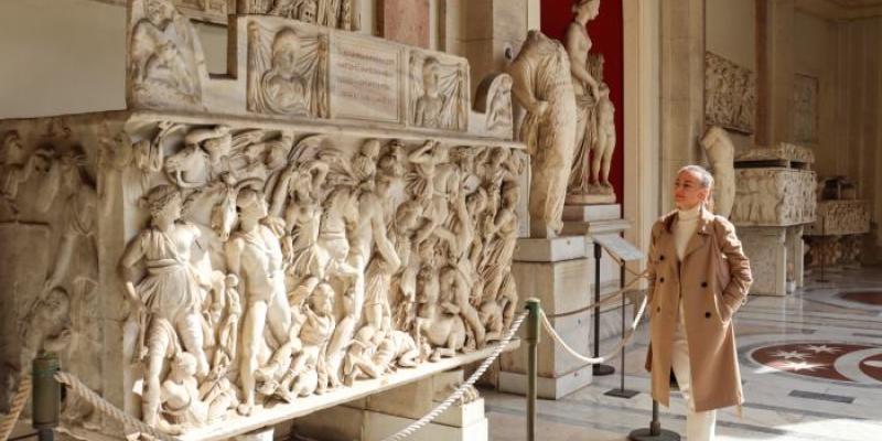 Mujer paseando por los Museos Vaticanos - Foto: Envato Elements Mujer paseando por los Museos Vaticanos