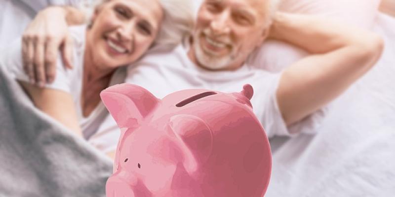 Planes de pensiones / Pixabay Pensionistas con una hucha para ahorrar en su plan de pensiones