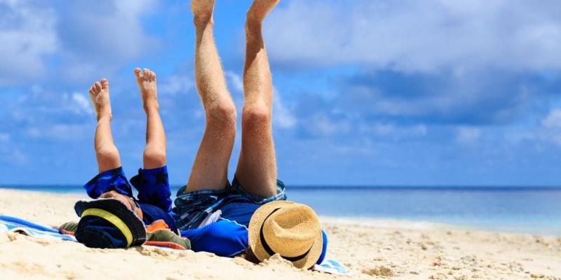 Imagen de un padre con su hijo en la playa/Hundredrooms Viajar con niños a los destinos más divertidos
