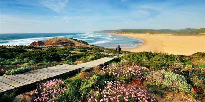 Imagen sobre viajes en primavera de National Geographic / MAURICIO ABREU Playa en primavera