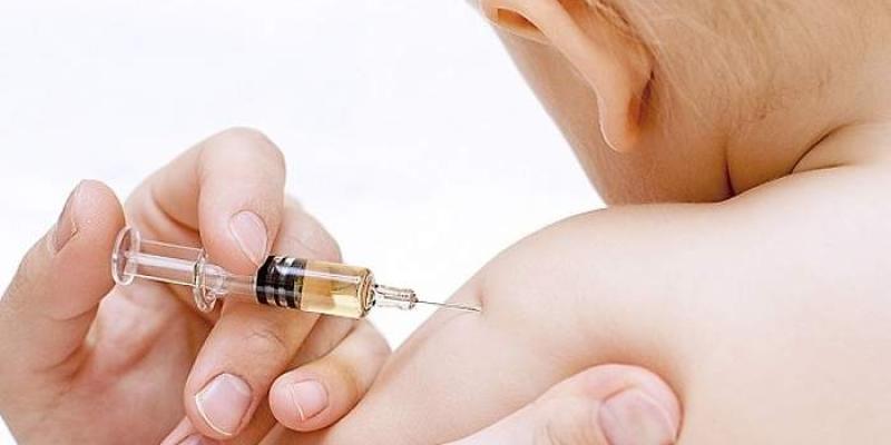 Imagen de un niño vacunándose/Centro pediátrico La vacuna contra la meningitis gana terreno