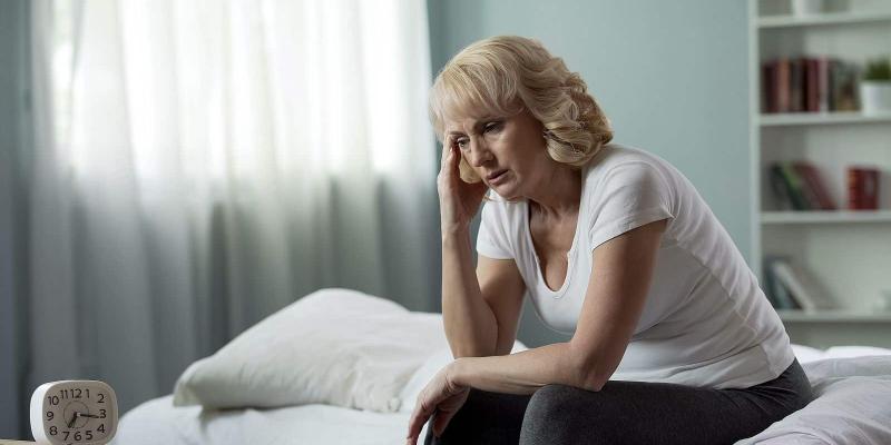 Imagen de una mujer con insomnio/65 y más Cómo afecta la menopausia al insomnio