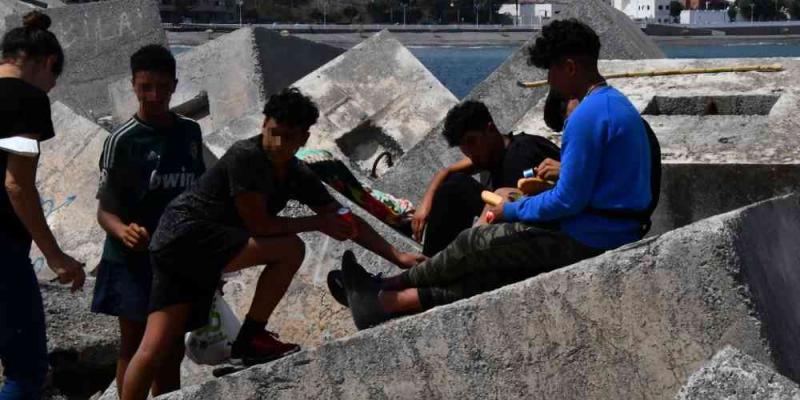 JOAQUÍN SÁNCHEZ para EL PAÍS Algunos menores migrantes en Ceuta, fuera de los centros de acogida.