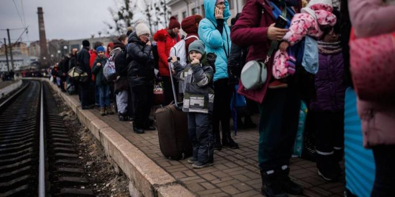 Imagen de archivo de un niño ucraniano en el andén número 5 de la estación de Livl, la vía de escape para miles de ucranianos.