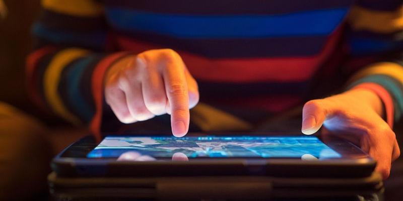 Internet y menores de edad Menores usando Internet