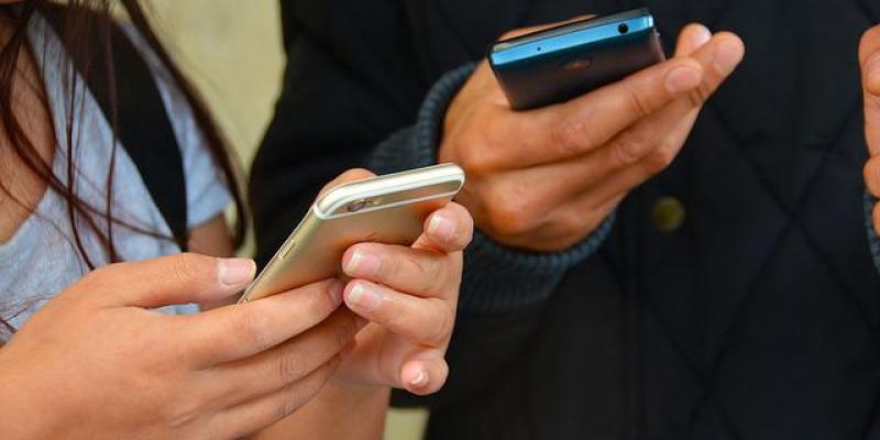 No todos los jóvenes reconocen el acoso - Pixabay Dos jóvenes utilizando su móvil