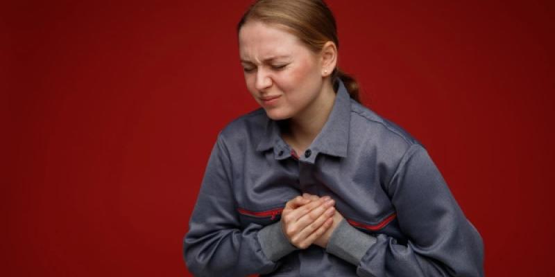 Algunos tipos de menstruación o dolores puede tener relación con los infartos y cardiopatías / Freepik Mujer sufriendo un infarto