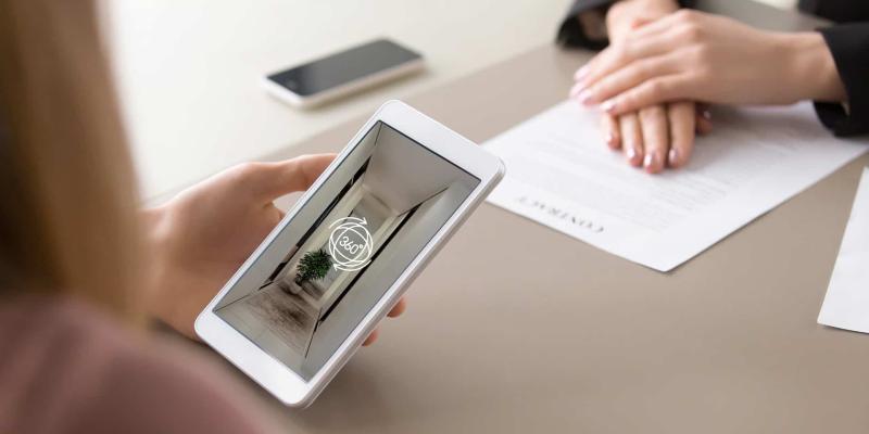 Imagen de una persona con un arrendatario/ASG Homes La revolución de las PropTech en el mercado inmobiliario