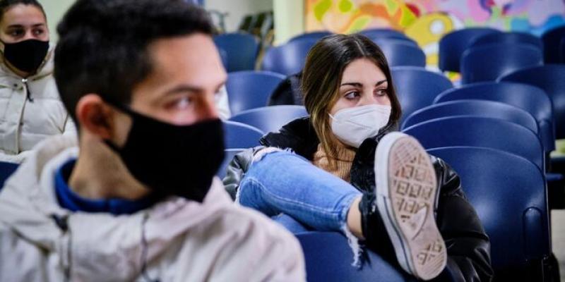 Jóvenes con mascarilla en el transporte público