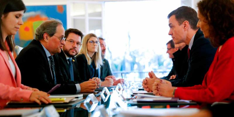 Reunión de miembros del Gobierno central y catalán en la mesa de diálogo.